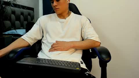 Snapshot of roan_birkin chatting on 30, 10, 2025 Roan Birkin online show from 30, 10, 2025