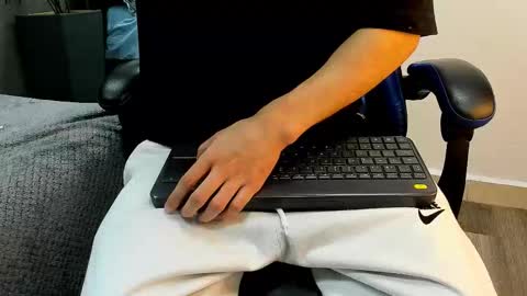 Snapshot of roan_birkin chatting on 3, 11, 2025 Roan Birkin online show from 3, 11, 2025