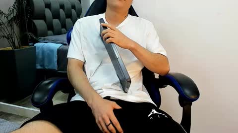 Snapshot of roan_birkin chatting on 5, 11, 2025 Roan Birkin online show from 5, 11, 2025