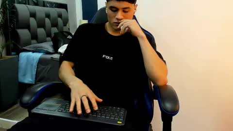 Snapshot of roan_birkin chatting on 9, 11, 2025 Roan Birkin online show from 9, 11, 2025