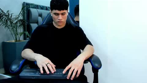 Snapshot of roan_birkin chatting on 19, 11, 2025 Roan Birkin online show from 19, 11, 2025