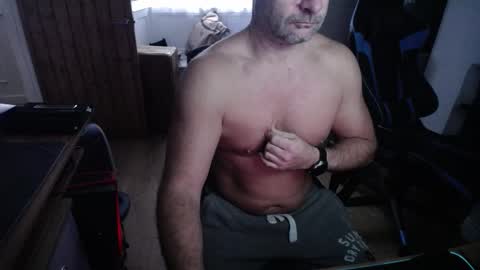 Snapshot of rob28101 chatting on 18, 11, 2025 rob online show from 18, 11, 2025