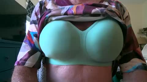 Snapshot of robert45556 chatting on 20, 10, 2025 robert online show from 20, 10, 2025