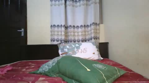 Snapshot of romantic2u4 chatting on 21, 12, 2025 Emma online show from 21, 12, 2025