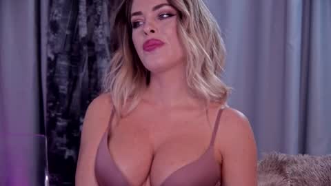 Snapshot of roseevansx chatting on 6, 11, 2025 Sonia online show from 6, 11, 2025