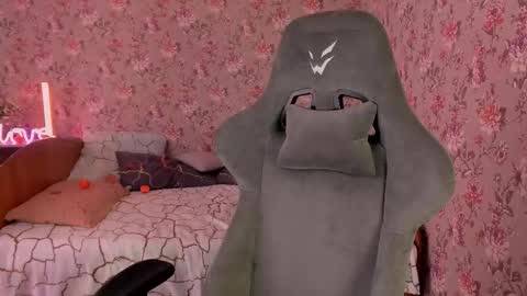 Snapshot of roselolly chatting on 8, 11, 2025 Lola online show from 8, 11, 2025