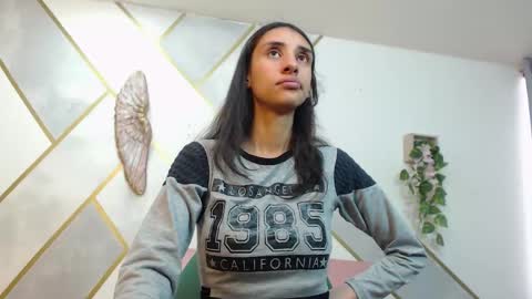 Snapshot of roxana_cyrano chatting on 4, 11, 2025 online show from 4, 11, 2025