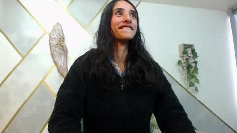 Snapshot of roxana_cyrano chatting on 11, 11, 2025 online show from 11, 11, 2025