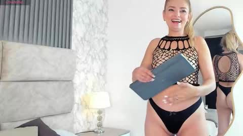 Snapshot of roxana_sins chatting on 10, 10, 2025 roxana sins online show from 10, 10, 2025