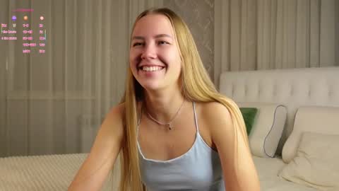 Snapshot of roxanelan chatting on 22, 10, 2025 Anna Lokiss online show from 22, 10, 2025