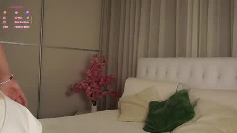 Snapshot of roxanelan chatting on 30, 10, 2025 Anna Lokiss online show from 30, 10, 2025