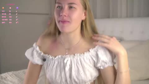 Snapshot of roxanelan chatting on 5, 11, 2025 Anna Lokiss online show from 5, 11, 2025