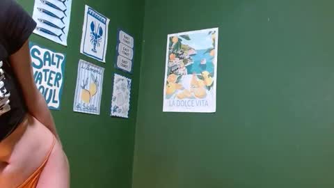 Snapshot of roxiehood chatting on 25, 10, 2025 Roxie online show from 25, 10, 2025