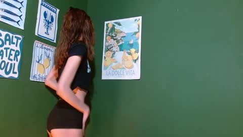 Snapshot of roxiehood chatting on 10, 11, 2025 Roxie online show from 10, 11, 2025