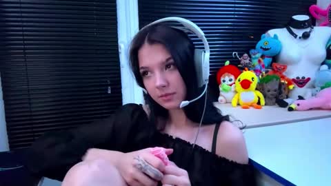 Snapshot of roxiepiurkowski chatting on 17, 10, 2025 Hana online show from 17, 10, 2025