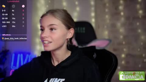 Snapshot of roxxxie_reid chatting on 6, 11, 2025 Roxieex ABBY online show from 6, 11, 2025