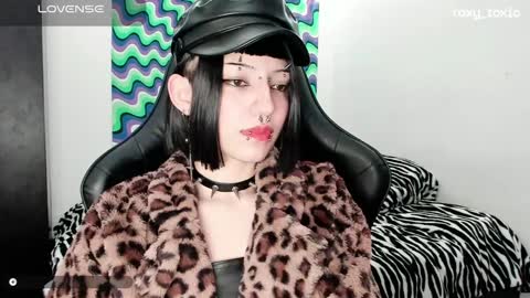 Roxy Independient model Help me to reach 50 thumbs up online show from 29, 1, 2025