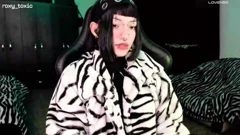 Roxy Independient model Help me to reach 50 thumbs up online show from 13, 11, 2025