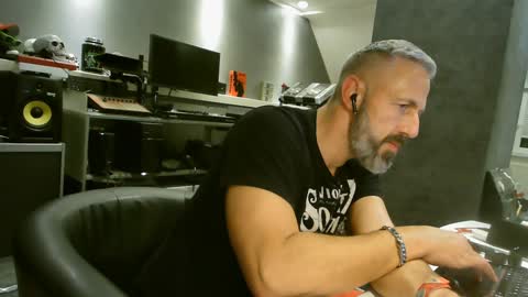 Snapshot of ruffi77 chatting on 21, 1, 2025 Chico que rico Caliente online show from 21, 1, 2025