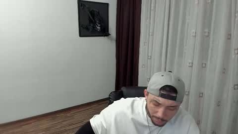 Snapshot of s1nmaster chatting on 1, 11, 2025 s1nmaster online show from 1, 11, 2025