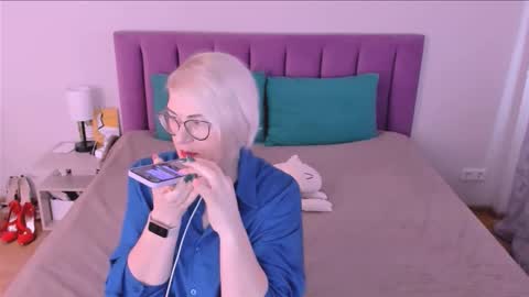 Snapshot of sabrinamacmarren chatting on 24, 10, 2025 Sabrina MacMarren online show from 24, 10, 2025