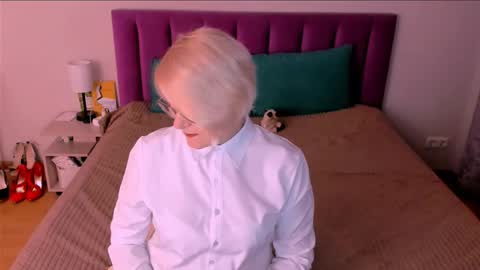 Snapshot of sabrinamacmarren chatting on 27, 10, 2025 Sabrina MacMarren online show from 27, 10, 2025