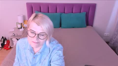 Snapshot of sabrinamacmarren chatting on 2, 11, 2025 Sabrina MacMarren online show from 2, 11, 2025