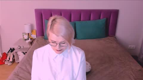 Snapshot of sabrinamacmarren chatting on 4, 11, 2025 Sabrina MacMarren online show from 4, 11, 2025