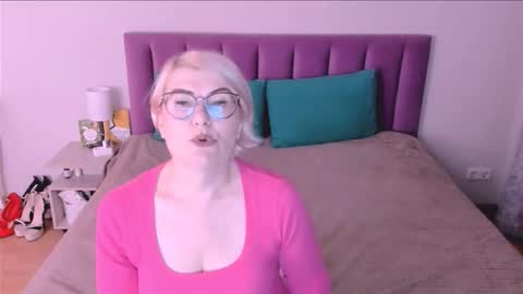 Snapshot of sabrinamacmarren chatting on 5, 11, 2025 Sabrina MacMarren online show from 5, 11, 2025