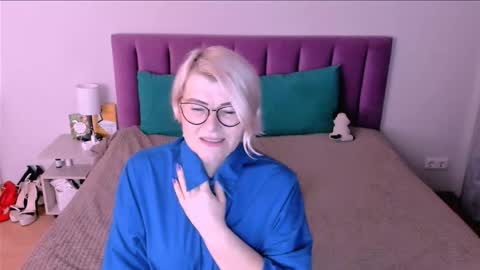 Snapshot of sabrinamacmarren chatting on 6, 11, 2025 Sabrina MacMarren online show from 6, 11, 2025