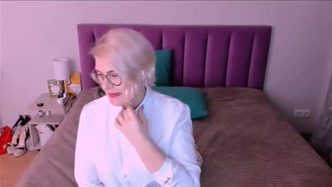 Snapshot of sabrinamacmarren chatting on 8, 11, 2025 Sabrina MacMarren online show from 8, 11, 2025