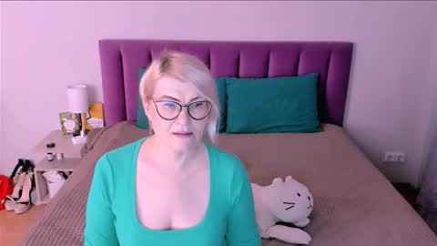 Snapshot of sabrinamacmarren chatting on 9, 11, 2025 Sabrina MacMarren online show from 9, 11, 2025