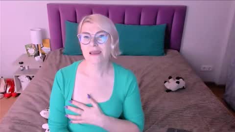 Snapshot of sabrinamacmarren chatting on 11, 11, 2025 Sabrina MacMarren online show from 11, 11, 2025