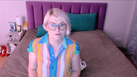 Snapshot of sabrinamacmarren chatting on 12, 11, 2025 Sabrina MacMarren online show from 12, 11, 2025