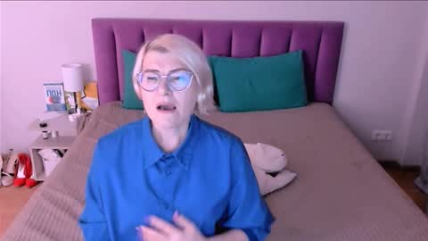 Snapshot of sabrinamacmarren chatting on 14, 11, 2025 Sabrina MacMarren online show from 14, 11, 2025