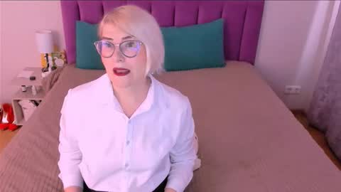 Snapshot of sabrinamacmarren chatting on 18, 11, 2025 Sabrina MacMarren online show from 18, 11, 2025