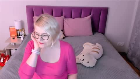 Snapshot of sabrinamacmarren chatting on 19, 11, 2025 Sabrina MacMarren online show from 19, 11, 2025