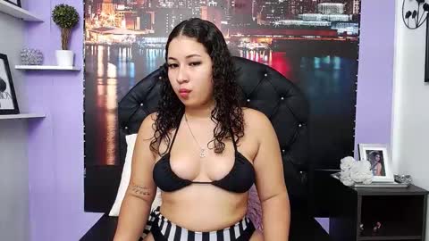 Snapshot of sabrinaroux chatting on 12, 11, 2025 Sabrina Roux online show from 12, 11, 2025