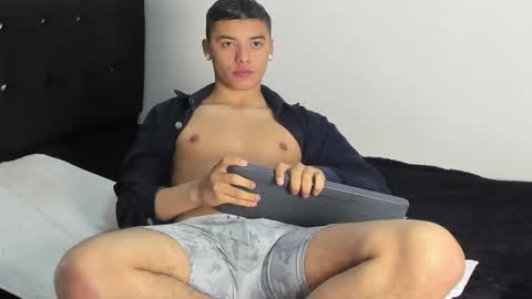 Snapshot of samuelholt chatting on 3, 10, 2025 Samuel online show from 3, 10, 2025