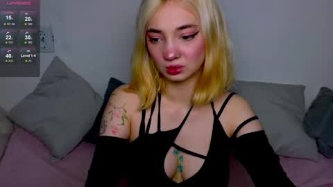 Snapshot of sandra_bell_ chatting on 14, 10, 2025 Sandra online show from 14, 10, 2025