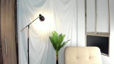 Snapshot of sara_milks chatting on 11, 12, 2024 SARA M. online show from 11, 12, 2024