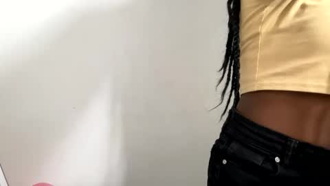 Snapshot of sara_muscle chatting on 15, 12, 2025 Sara online show from 15, 12, 2025