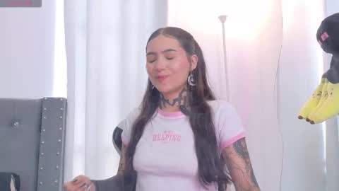 Snapshot of sara_queen9 chatting on 2, 12, 2025 Sara online show from 2, 12, 2025