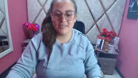 sara_thonson_ online show from 4, 12, 2025