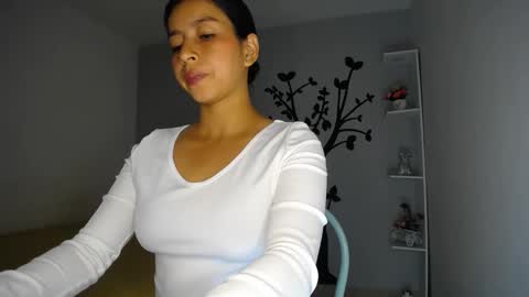 Snapshot of sara_tris chatting on 5, 12, 2024 Sara online show from 5, 12, 2024