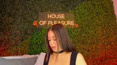 Sarah Bonneth online show from 3, 3, 2026