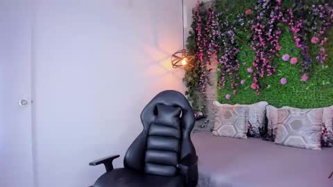 Sarah Deyvis online show from 5, 3, 2026