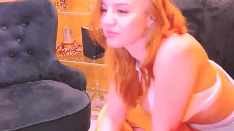 Sarah  Follow me  Thumb UP  online show from 27, 1, 2025