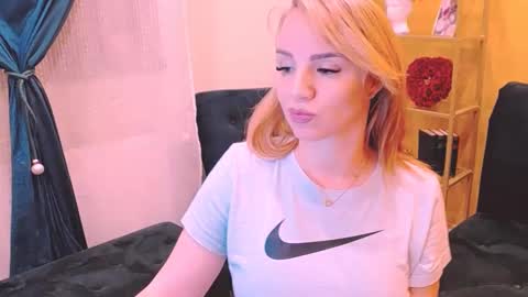 Sarah  Follow me  Thumb UP  online show from 5, 3, 2025