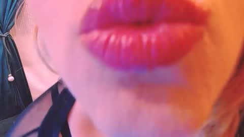 Sarah  Follow me  Thumb UP  online show from 12, 3, 2025